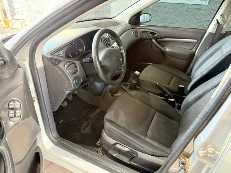 FOCUS 2.0 GLX 16V GASOLINA 4P MANUAL - 2005 - FARROUPILHA