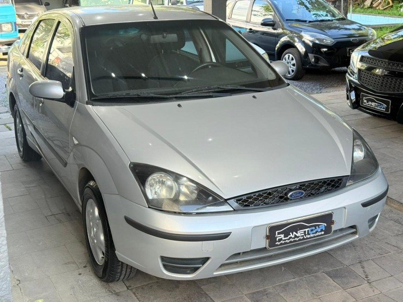 FOCUS 2.0 GLX 16V GASOLINA 4P MANUAL - 2005 - FARROUPILHA