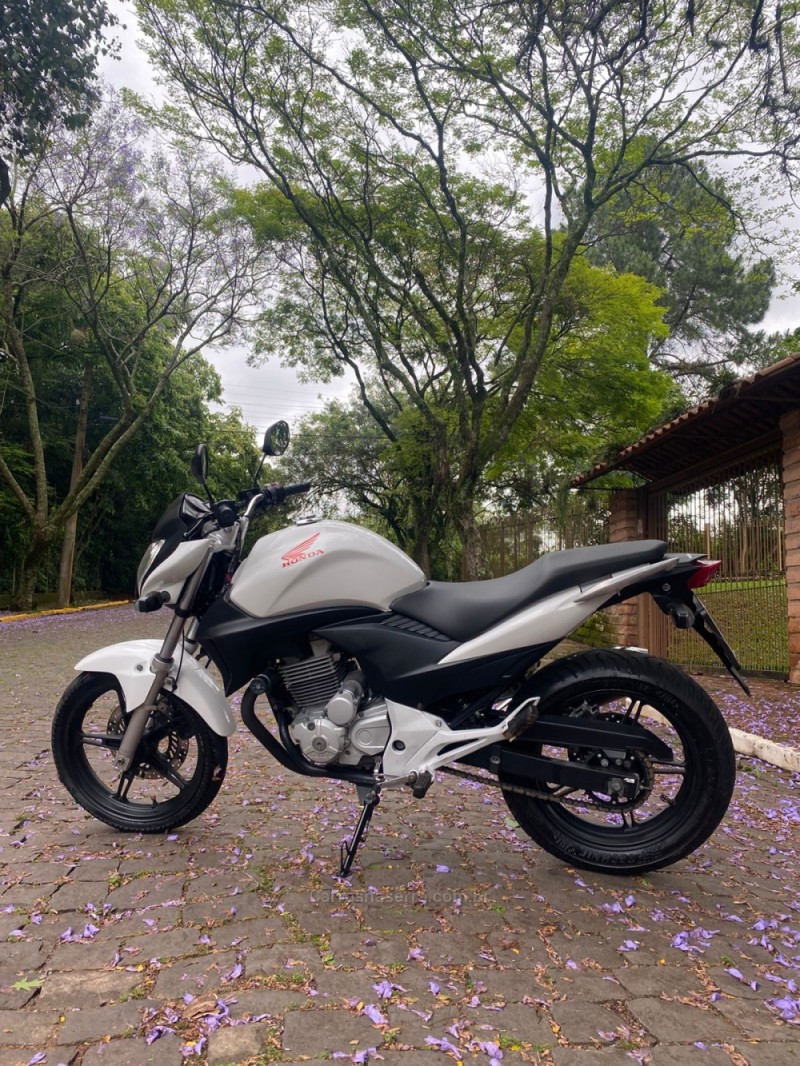 CB 300R  - 2012 - LAJEADO