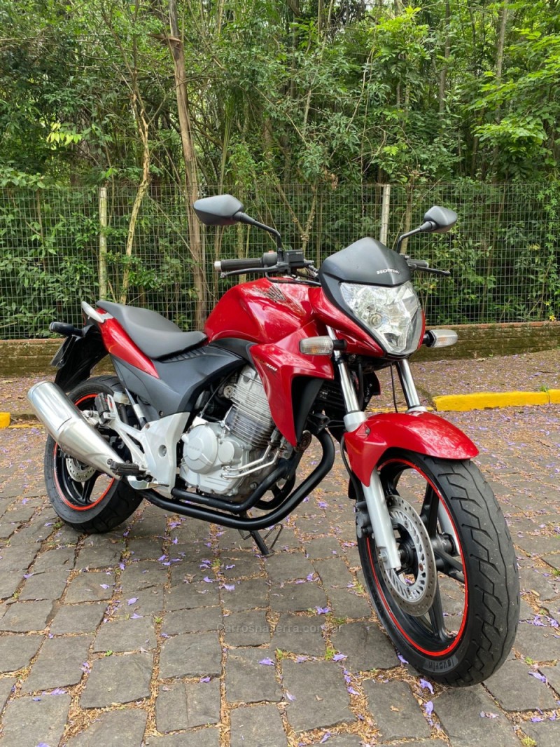 CB 300R  - 2013 - LAJEADO