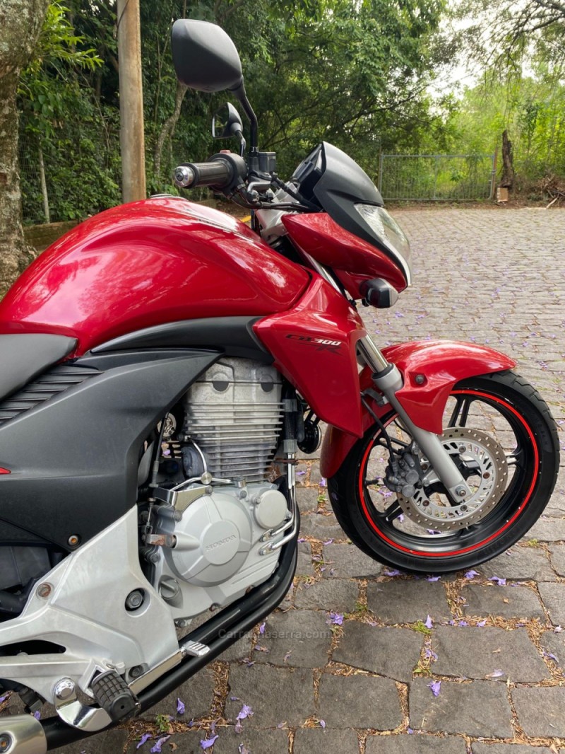 CB 300R  - 2013 - LAJEADO