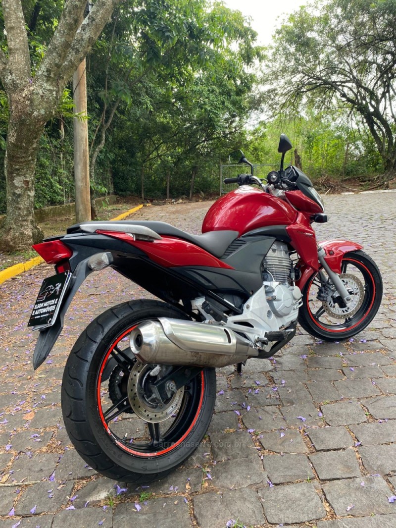 CB 300R  - 2013 - LAJEADO