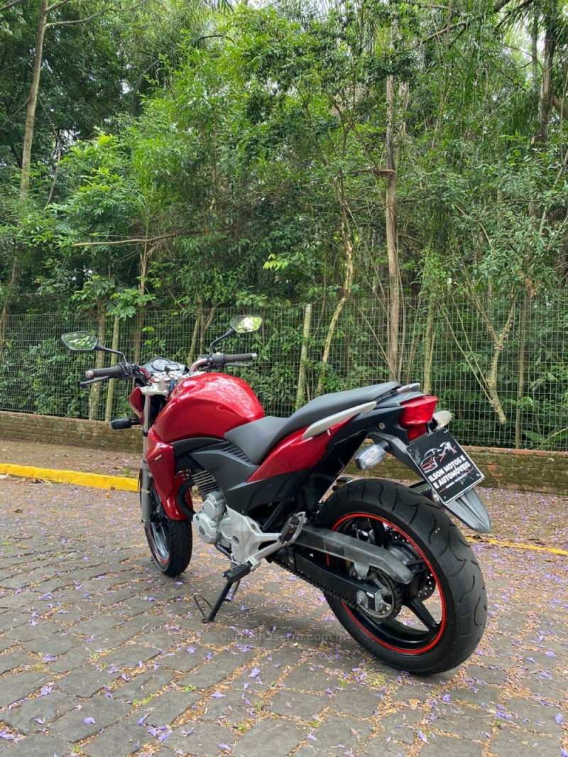 CB 300R  - 2013 - LAJEADO