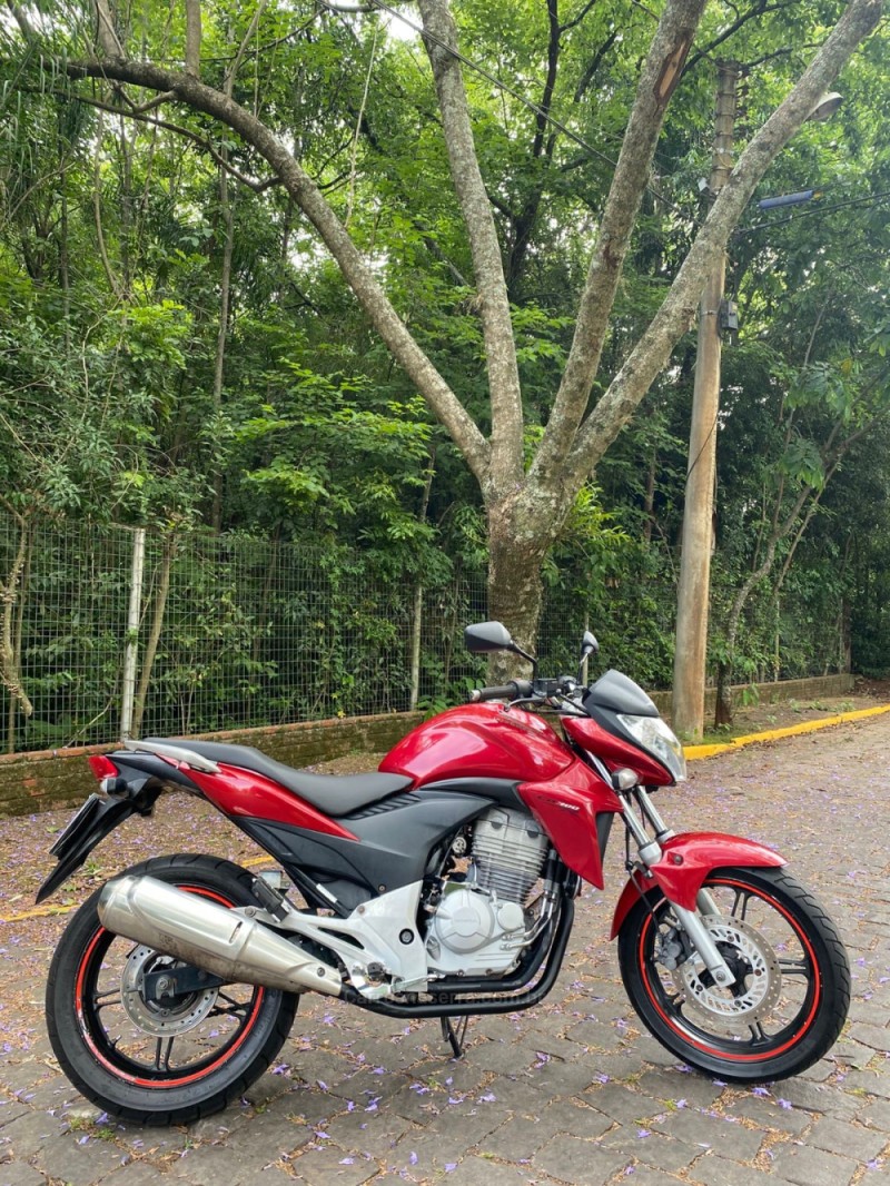 CB 300R  - 2013 - LAJEADO