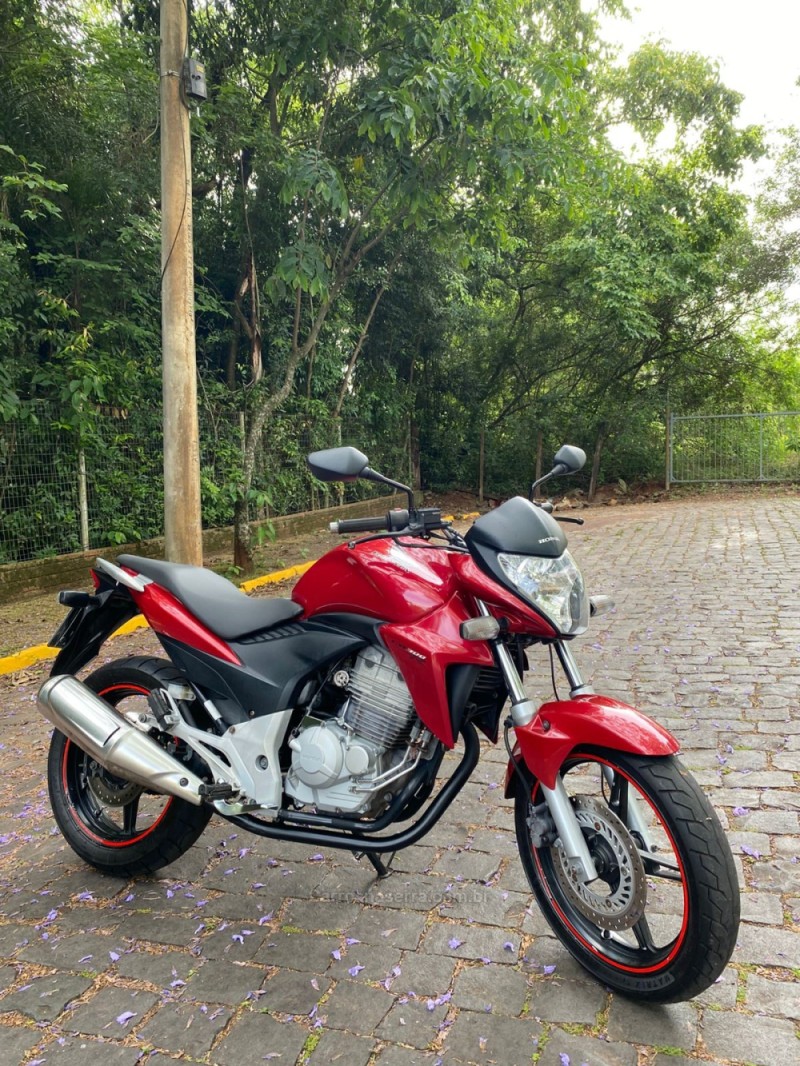 CB 300R  - 2013 - LAJEADO