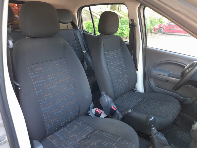 UNO 1.0 VIVACE 8V FLEX 4P MANUAL - 2016 - FARROUPILHA