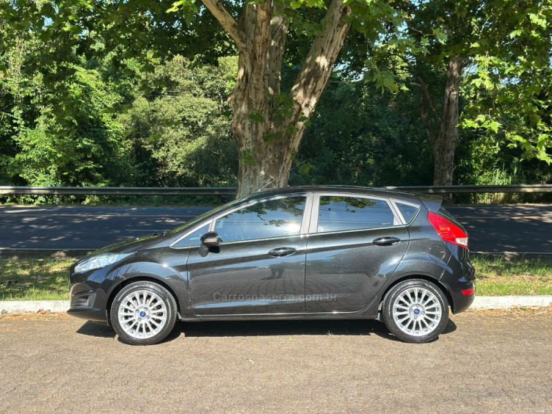 FIESTA 1.6 TITANIUM HATCH 16V FLEX 4P AUTOMÁTICO - 2017 - DOIS IRMãOS