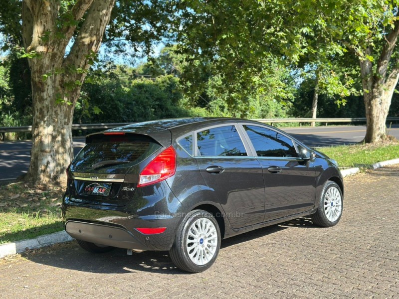 FIESTA 1.6 TITANIUM HATCH 16V FLEX 4P AUTOMÁTICO - 2017 - DOIS IRMãOS