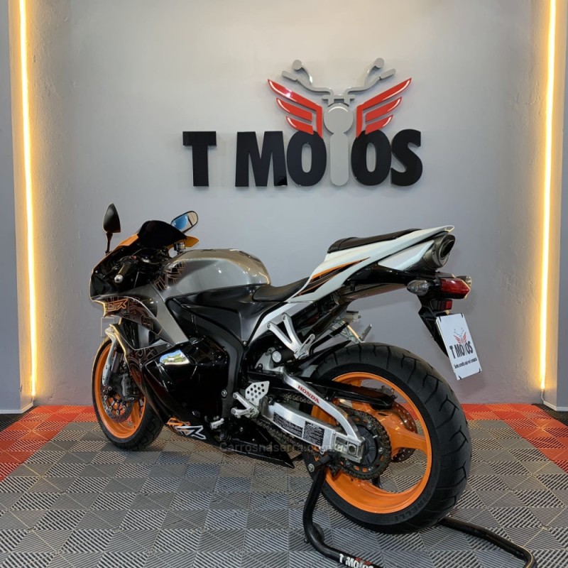 CBR 600F  - 2011 - PORTãO