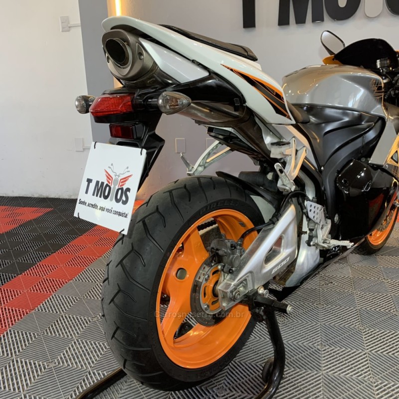 CBR 600F  - 2011 - PORTãO