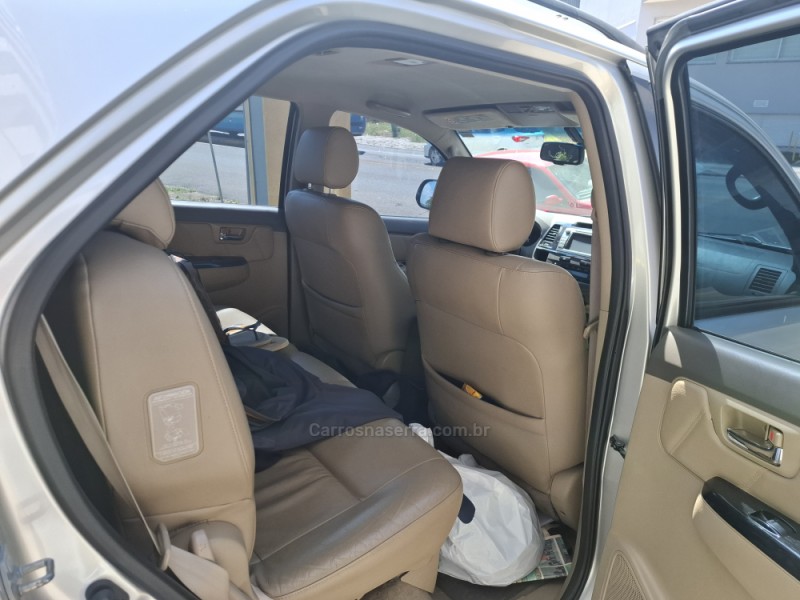 HILUX SW4 3.0 SRV 4X4 7 LUGARES 16V TURBO INTERCOOLER DIESEL 4P AUTOMÁTICO - 2012 - CAXIAS DO SUL