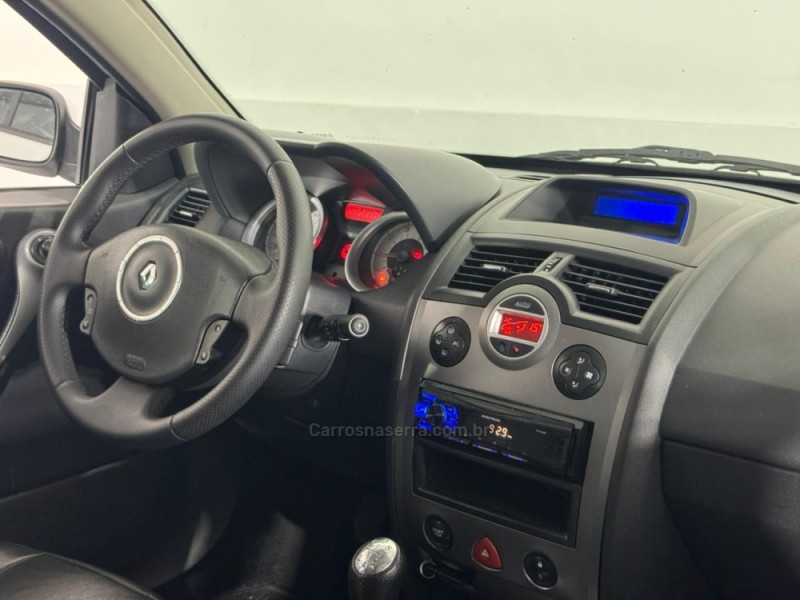 MÉGANE 2.0 DYNAMIQUE GRAND TOUR 16V GASOLINA 4P MANUAL - 2013 - ESTâNCIA VELHA