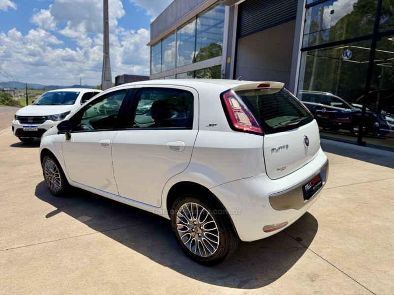 PUNTO 1.6 ESSENCE 16V FLEX 4P MANUAL - 2015 - LAJEADO