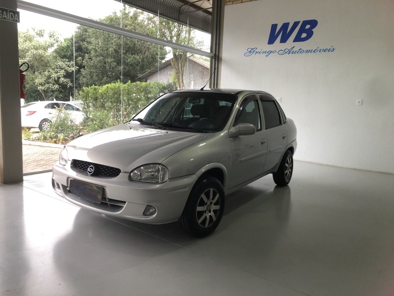 CHEVROLET - CORSA - 2001/2002 - Prata - R$ 17.800,00