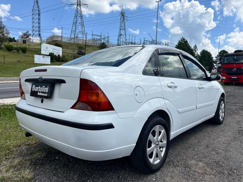 FOCUS 1.6 GLX SEDAN 8V GASOLINA 4P MANUAL - 2005 - FARROUPILHA