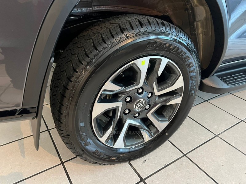 HILUX SW4 2.8 4X4 SRX PLATINUM TURBO 7 LUGARES DIESEL 4P AUTOMÁTICO - 2025 - CAXIAS DO SUL