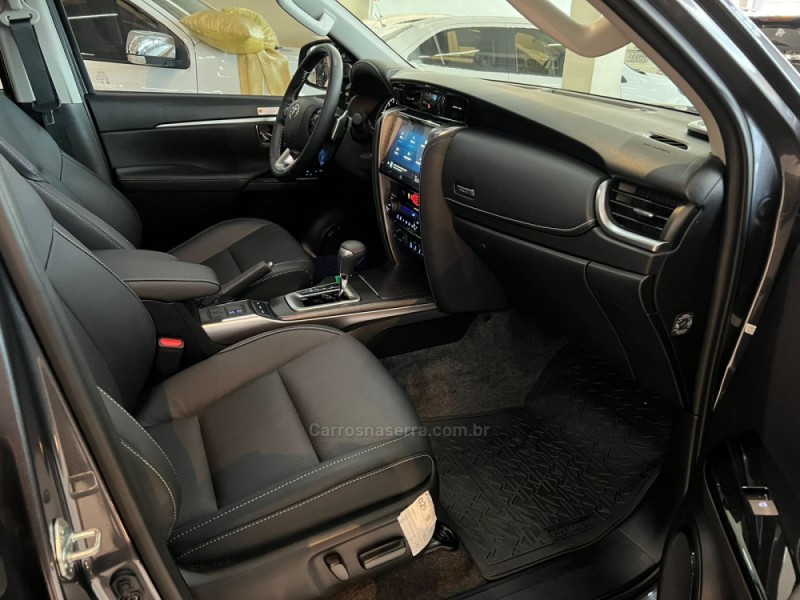 HILUX SW4 2.8 4X4 SRX PLATINUM TURBO 7 LUGARES DIESEL 4P AUTOMÁTICO - 2025 - CAXIAS DO SUL