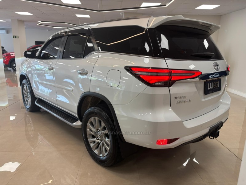 HILUX SW4 2.8 SRX 4X4 7 LUGARES 16V TURBO INTERCOOLER DIESEL 4P AUTOMÁTICO - 2024 - CARLOS BARBOSA