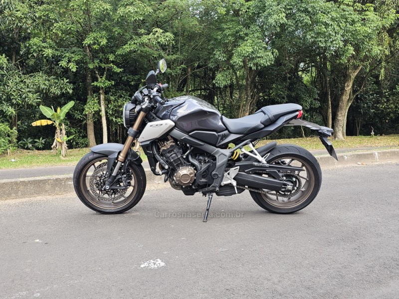 CB 650R  - 2022 - CAMPO BOM