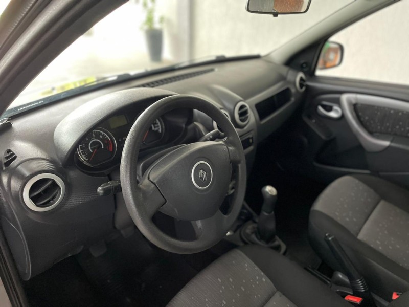 SANDERO 1.0 EXPRESSION 16V FLEX 4P MANUAL - 2011 - BOM PRINCíPIO