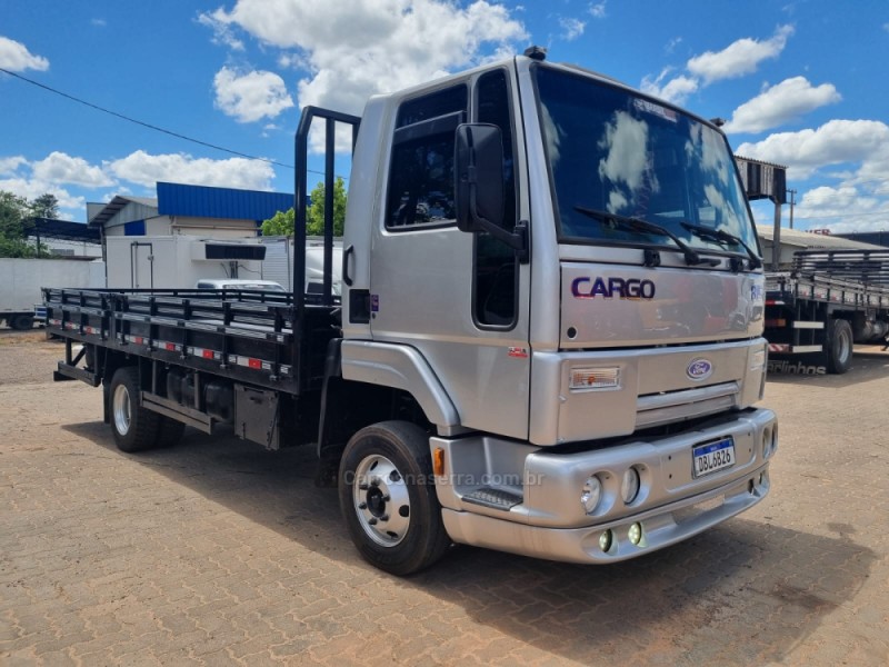cargo 815 e turbo 2006 portao