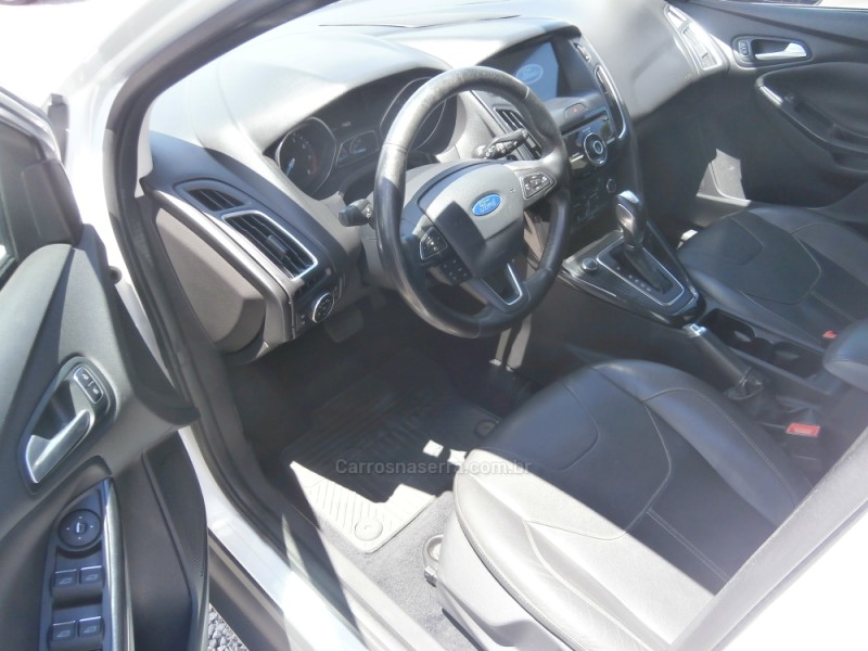 FOCUS 2.0 TITANIUM PLUS HATCH 16V FLEX 4P AUTO - 2017 - FARROUPILHA