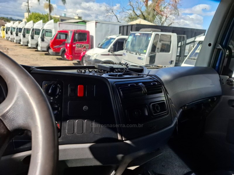 ATEGO 2425 3 EIXOS - 2011 - PORTãO