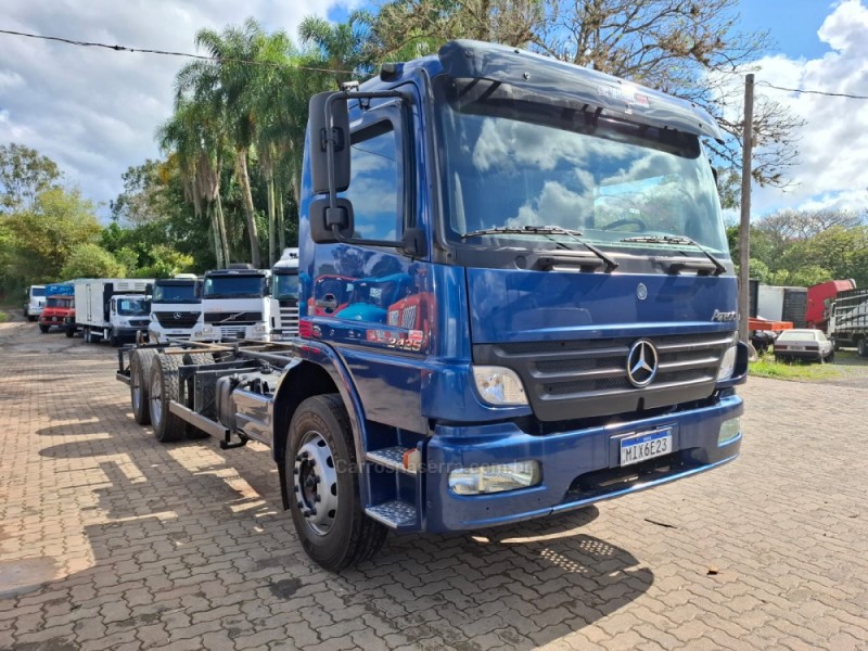 atego 2425 3 eixos 2011 portao