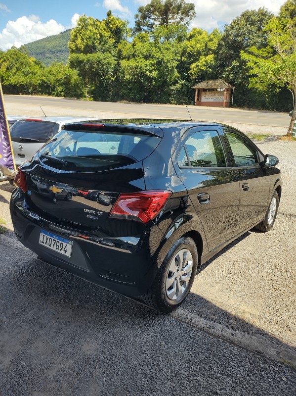 ONIX 1.0 MPFI LT 8V FLEX 4P MANUAL - 2017 - VALE REAL