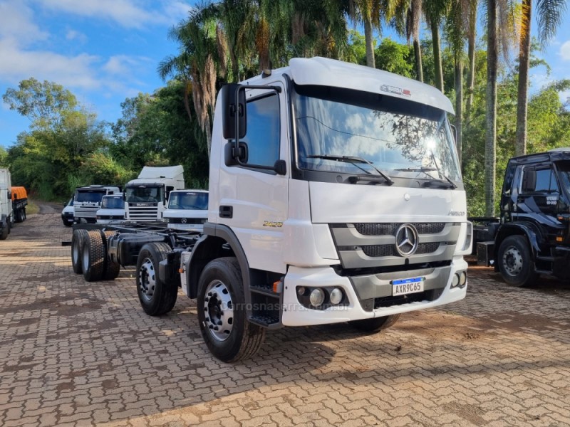 atego 2429  2013 portao