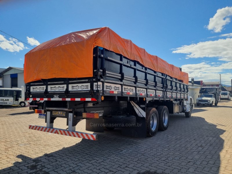 L-1620 3 EIXOS - 2001 - PORTãO