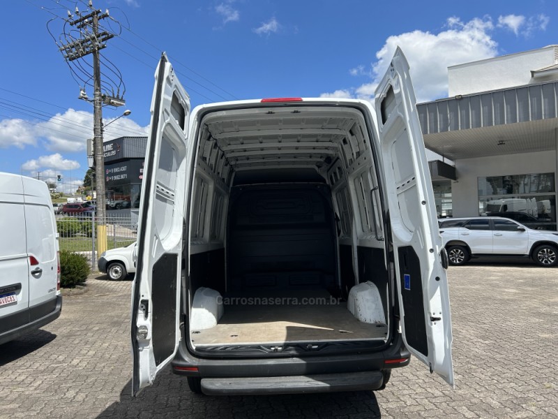 SPRINTER 2.2 CHASSI 416 FURGÃO LONGO TA DIESEL 2P MANUAL - 2022 - FARROUPILHA