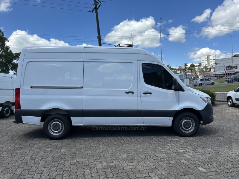 SPRINTER 2.2 CHASSI 416 FURGÃO LONGO TA DIESEL 2P MANUAL - 2022 - FARROUPILHA