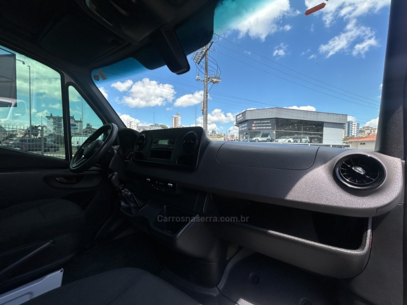 SPRINTER 2.2 CHASSI 416 FURGÃO LONGO TA DIESEL 2P MANUAL - 2022 - FARROUPILHA