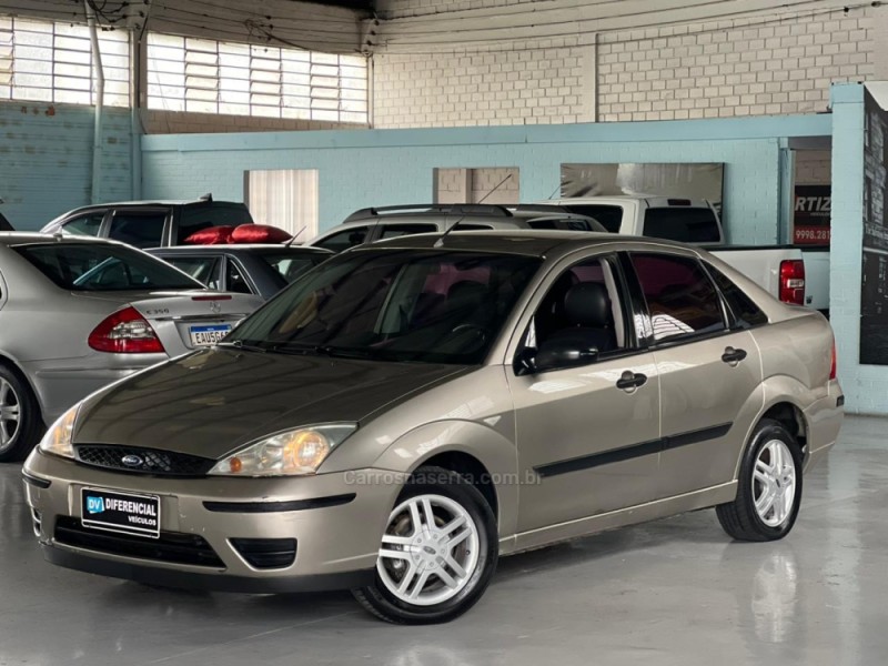 FORD - FOCUS - 2007/2008 - Bege - R$ 19.900,00