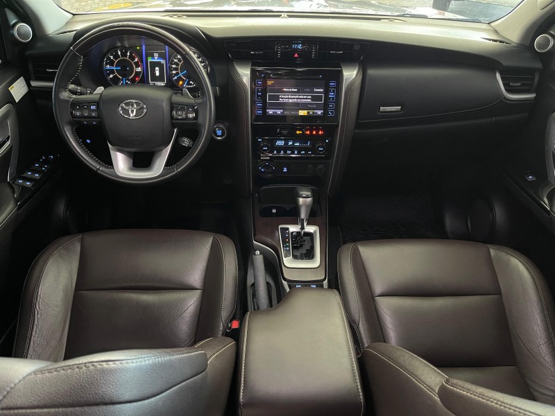 HILUX SW4 2.8 SRX 4X4 7 LUGARES 16V TURBO INTERCOOLER DIESEL 4P AUTOMÁTICO - 2019 - CAXIAS DO SUL