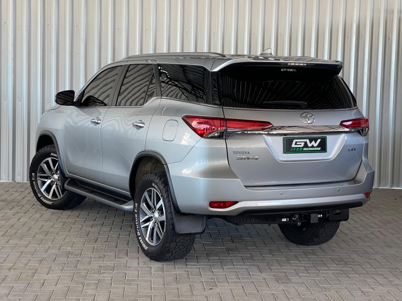 HILUX SW4 2.8 SRX 4X4 7 LUGARES 16V TURBO INTERCOOLER DIESEL 4P AUTOMÁTICO - 2019 - CAXIAS DO SUL