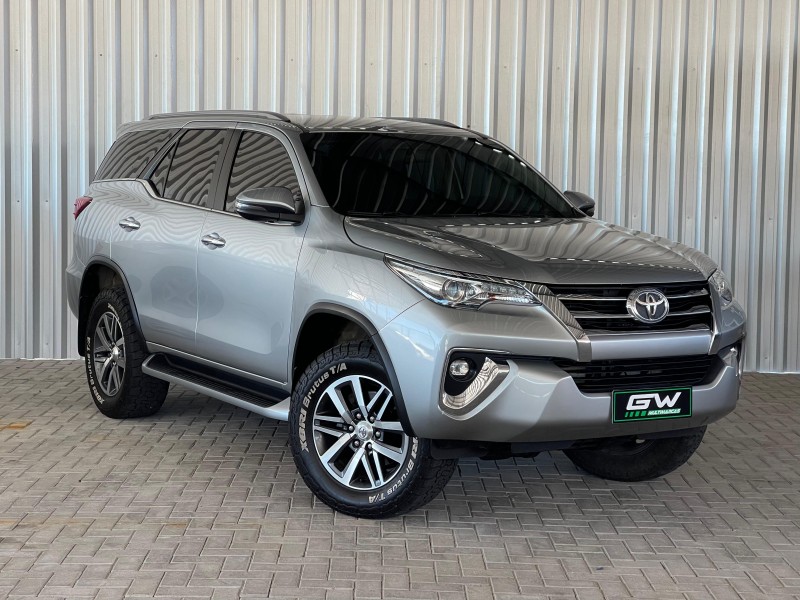 HILUX SW4 2.8 SRX 4X4 7 LUGARES 16V TURBO INTERCOOLER DIESEL 4P AUTOMÁTICO - 2019 - CAXIAS DO SUL