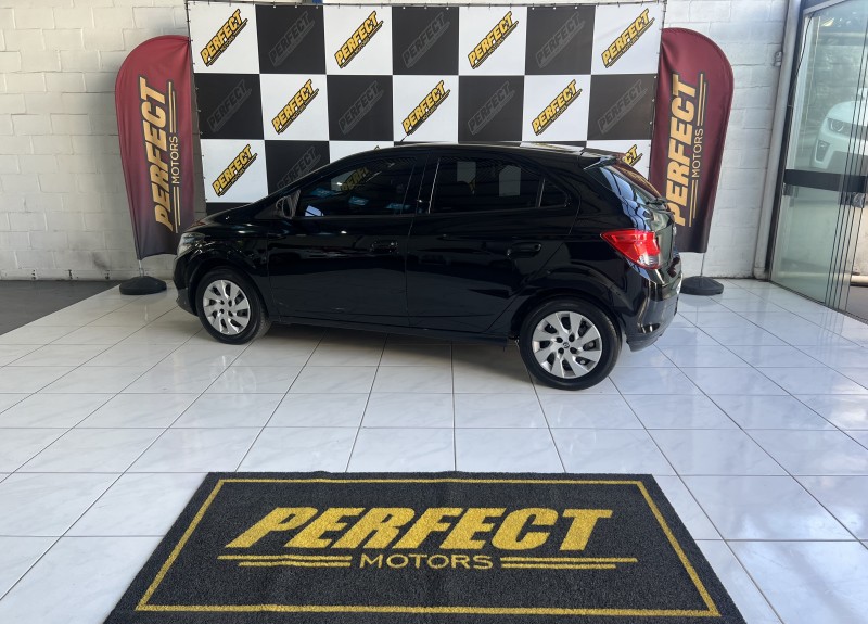 ONIX 1.4 MPFI LT 8V FLEX 4P MANUAL - 2013 - PORTãO