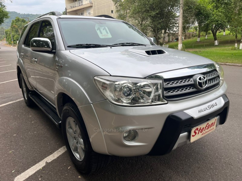 HILUX SW4 3.0 SRV 4X4 7 LUGARES 16V TURBO INTERCOOLER DIESEL 4P AUTOMÁTICO - 2011 - FELIZ