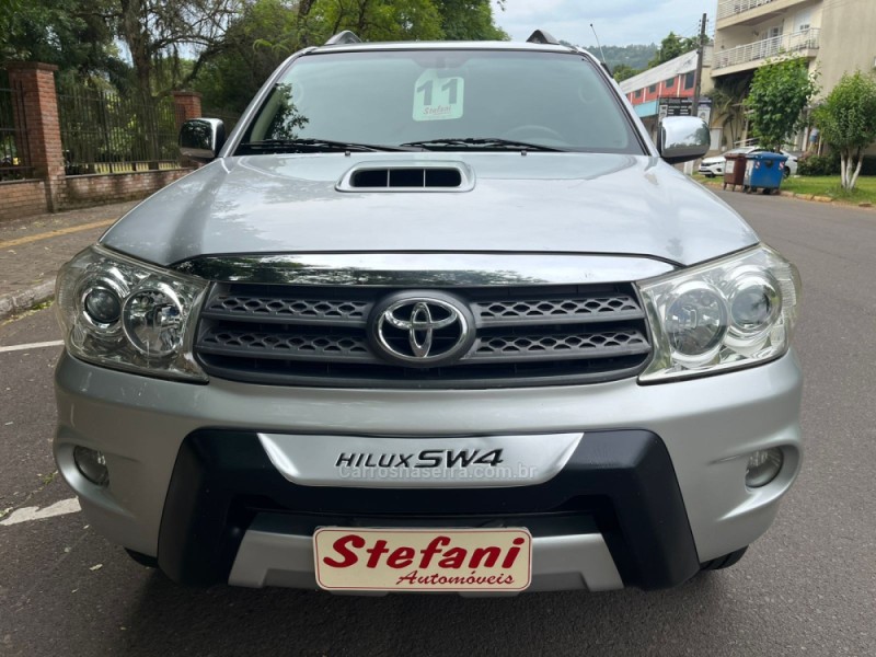 HILUX SW4 3.0 SRV 4X4 7 LUGARES 16V TURBO INTERCOOLER DIESEL 4P AUTOMÁTICO - 2011 - FELIZ