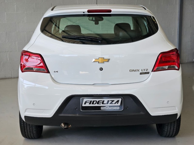 ONIX 1.4 MPFI LTZ 8V FLEX 4P MANUAL - 2017 - FARROUPILHA