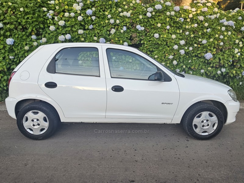 CHEVROLET - CELTA - 2010/2011 - Branca - R$ 30.000,00