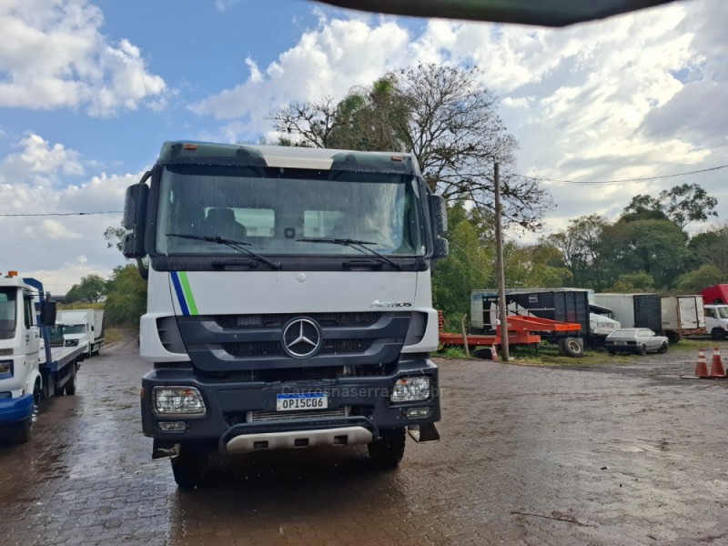 ACTROS 4844 K 8X4 - 2013 - PORTãO