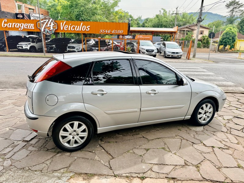 FOCUS 2.0 GHIA 16V GASOLINA 4P AUTOMÁTICO - 2006 - TRêS COROAS