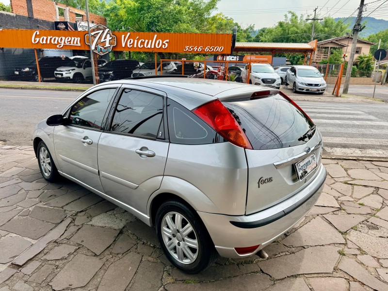 FOCUS 2.0 GHIA 16V GASOLINA 4P AUTOMÁTICO - 2006 - TRêS COROAS