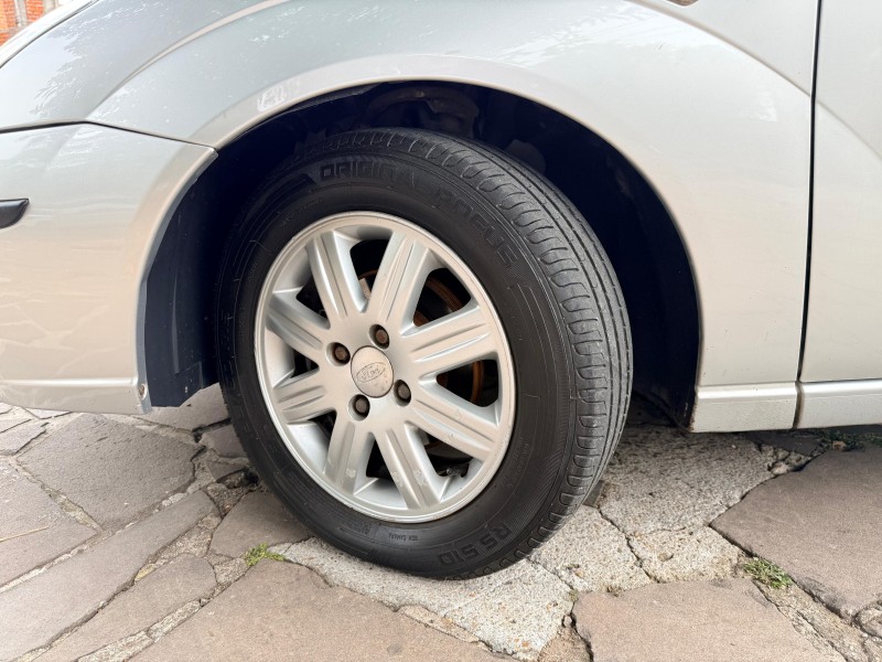 FOCUS 2.0 GHIA 16V GASOLINA 4P AUTOMÁTICO - 2006 - TRêS COROAS