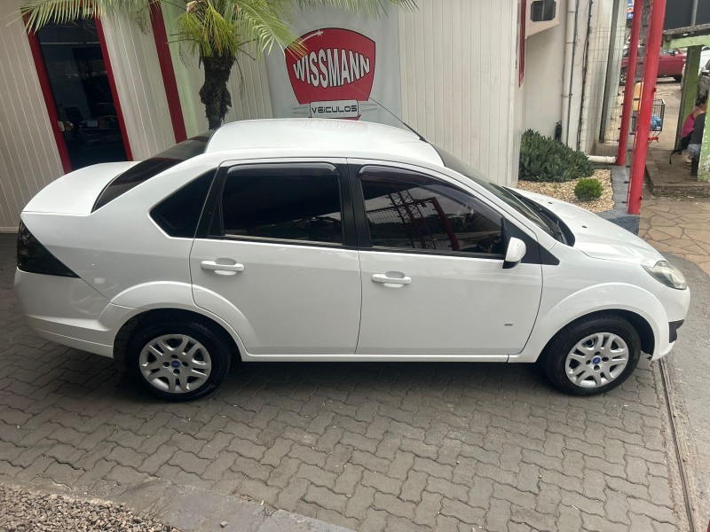 FIESTA 1.6 ROCAM SEDAN 8V FLEX 4P MANUAL - 2014 - TRêS COROAS