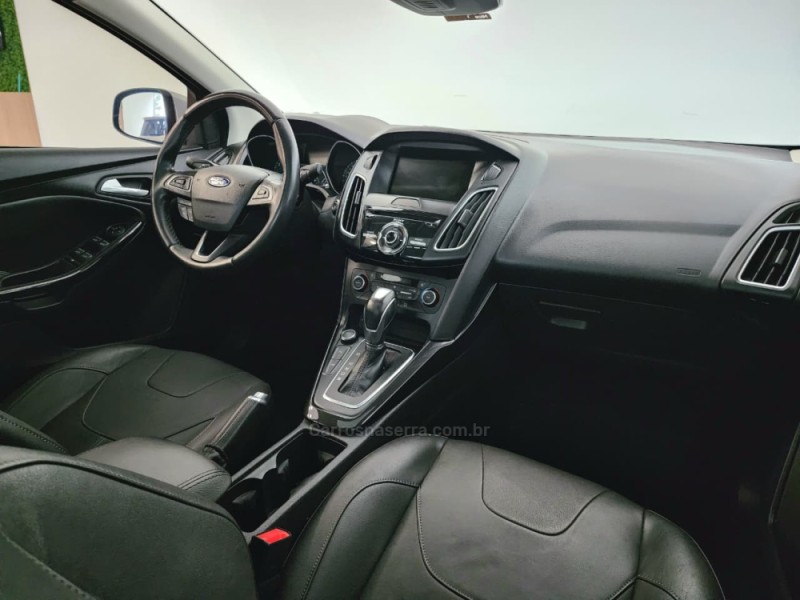 FOCUS 2.0 TITANIUM PLUS FASTBACK 16V FLEX 4P AUTOMÁTICO - 2017 - CAXIAS DO SUL