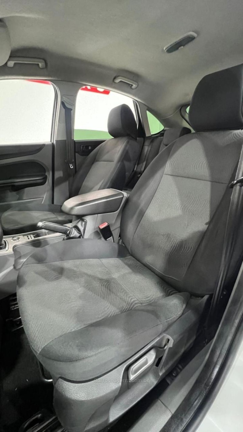 FOCUS 1.6 8V FLEX 4P MANUAL - 2011 - NOVO HAMBURGO